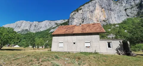 Pogled na eksterijer kuće sa dvorištem u prirodnom okruženju. - image 8