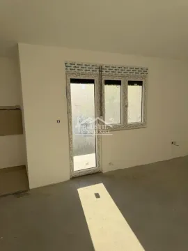 Unfinished room with installed PVC joinery. - image 7