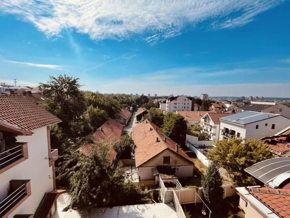Pogled sa terase na naselje i krovove kuća.