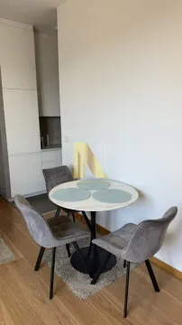 Manji trpezarijski sto sa četiri stolice u sklopu dnevnog boravka. - image 4