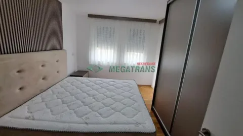 Spavaća soba sa bračnim krevetom, uzglavljem i velikim garderoberom. - image 6