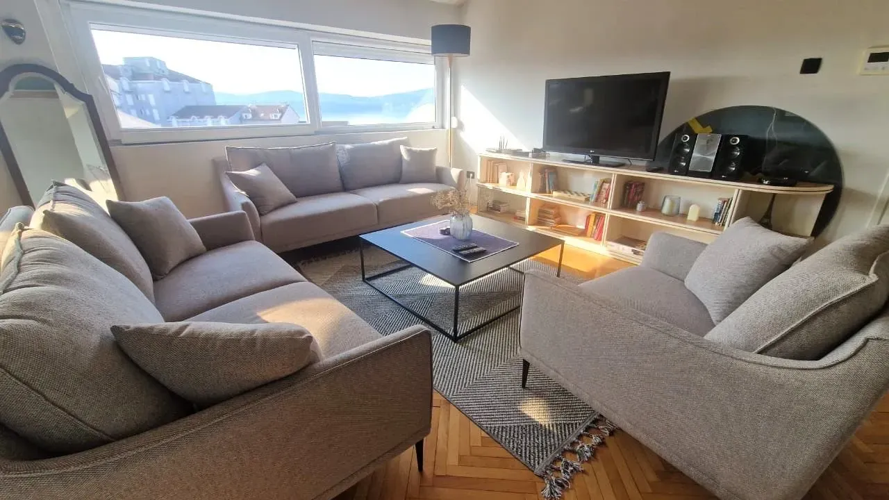 Izdavanje, trosoban stan, 88m², Centar, Tivat