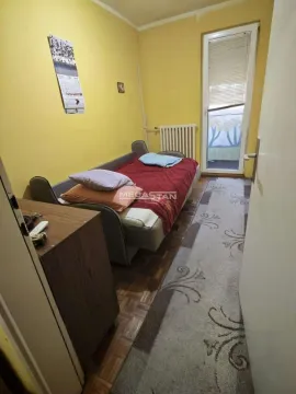 Manja spavaća soba sa krevetom i izlazom na terasu. - image 2