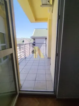 Pogled na prostranu terasu sa pločicama i metalnom ogradom. - image 15