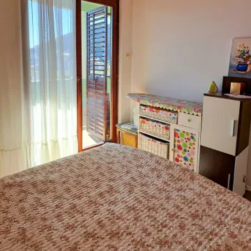 Spavaća soba sa bračnim krevetom i izlazom na terasu. - image 22
