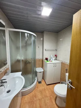 Kupatilo sa tuš kabinom, umivaonikom, ormarićem i toaletom. - image 8