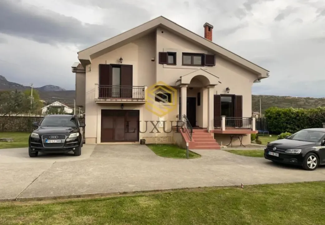 Prodaja, kuća, 200m², Zlatica, Podgorica