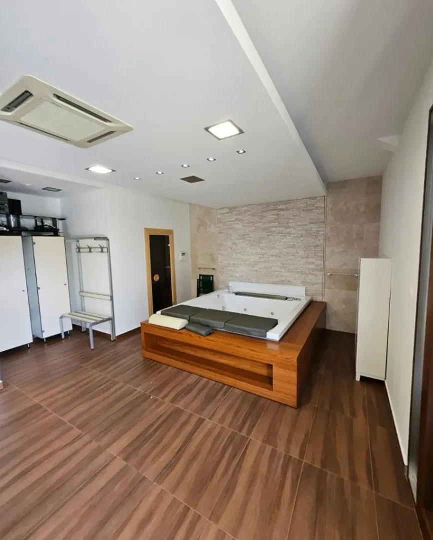 Izdavanje, kuća, 380m², Mareza, Podgorica