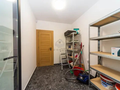 Izdavanje, kuća, 190m², Tološi, Podgorica - image 25