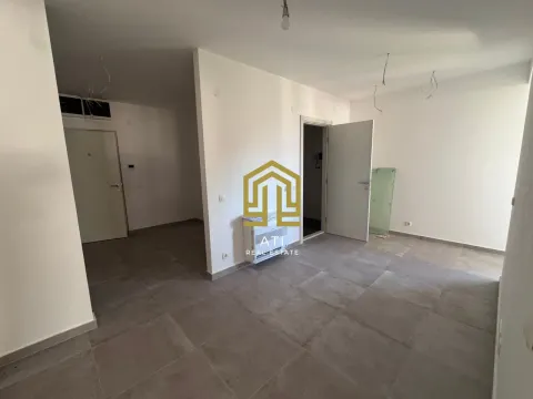 Prazan dnevni boravak sa pločicama na podu i vodenim žigom agencije. - image 6