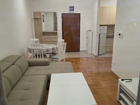 Rent, one bedroom apartment, 45m², Budva, Crna Gora - image 1
