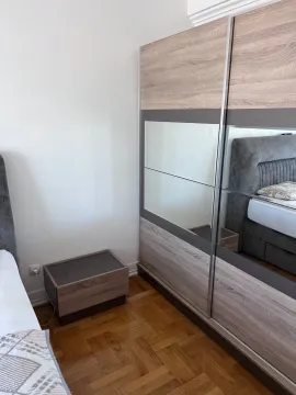 Pogled na dio spavaće sobe sa velikim garderoberom i krevetom. - image 6