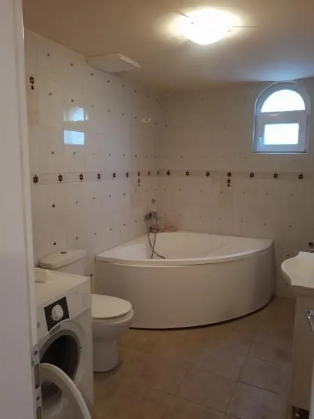 Izdavanje, četvorosoban stan, 180m², Petlovo Brdo, Beograd