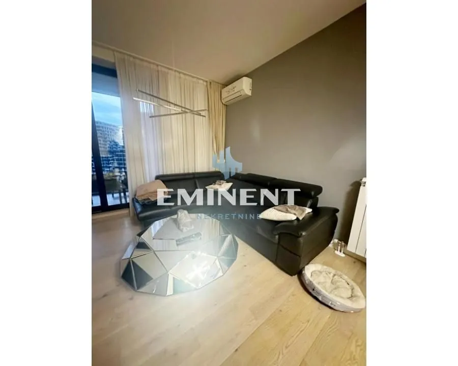 Izdavanje, trosoban stan, 84m², Savski Venac, Beograd