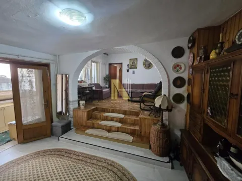 Prostrana dnevna soba sa drvenim stepeništem i lukom koji vodi u unutrašnjost kuće. - image 4