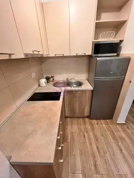 Manja opremljena kuhinja sa frižiderom i ugradnim elementima. - image 3