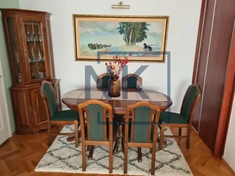 Trpezarija sa drvenim stolom, stolicama i vitrinom. - image 7