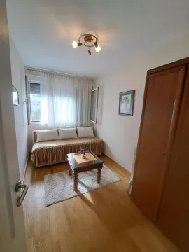 Manja spavaća soba sa krevetom na razvlačenje i ormarom. - image 8