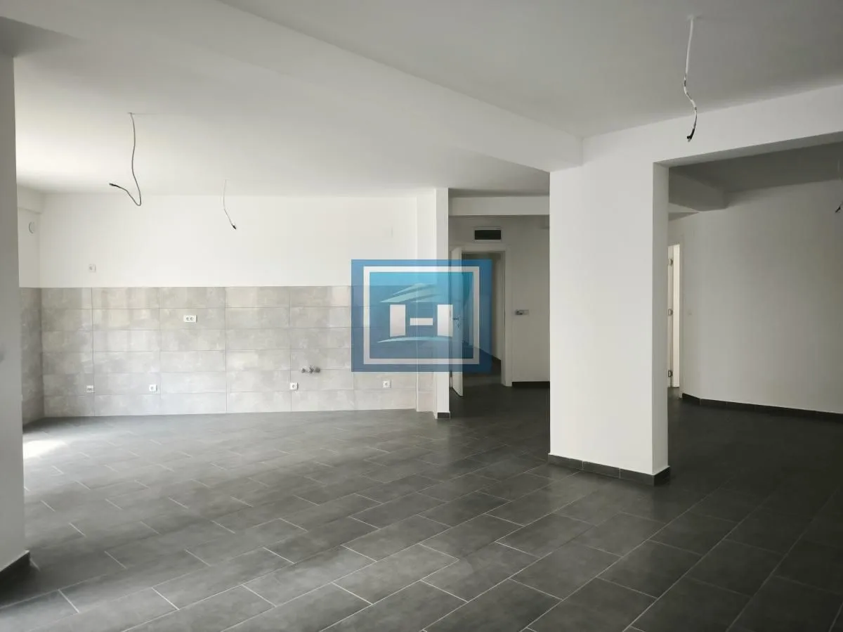 Izdavanje, stan, 223m², Centar, Ćuprija