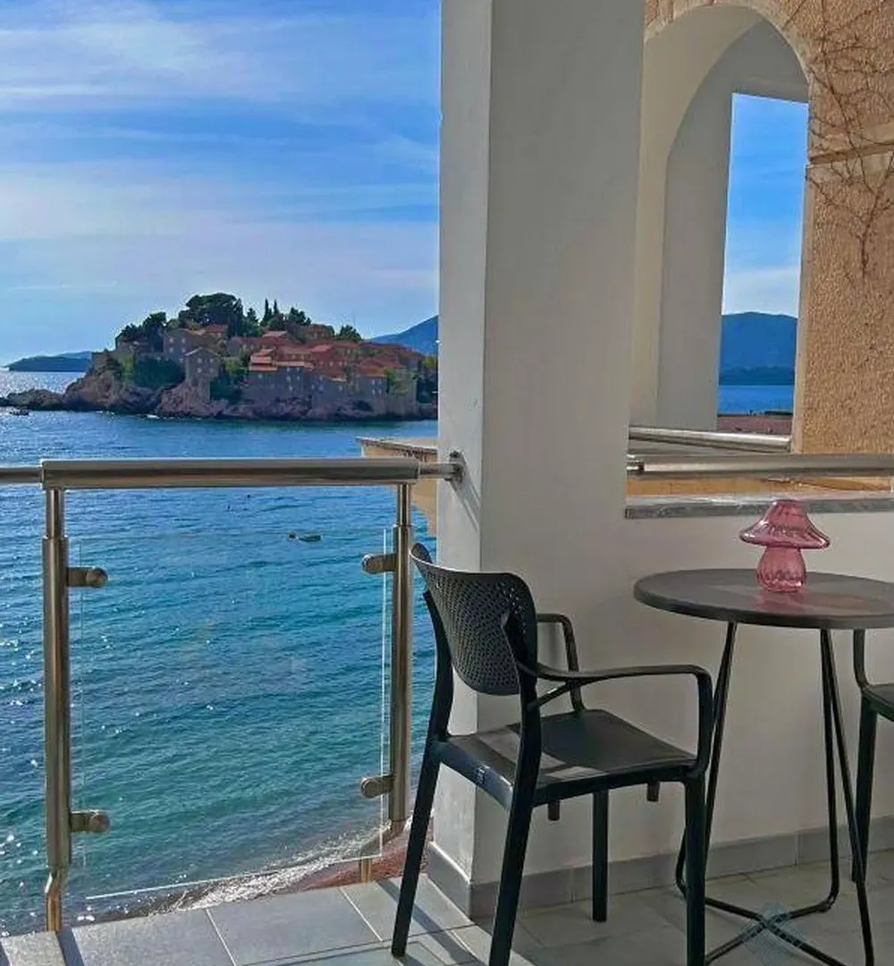 Izdavanje, dvosoban stan, 55m², Sveti Stefan, Budva