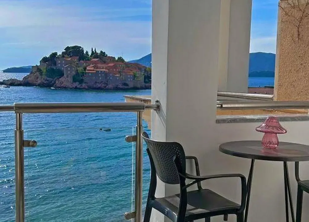 Izdavanje, dvosoban stan, 55m², Sveti Stefan, Budva