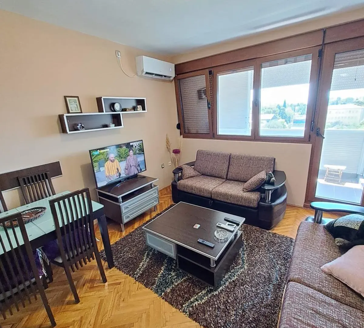 Izdavanje, dvosoban stan, 65m², Pejton, Podgorica