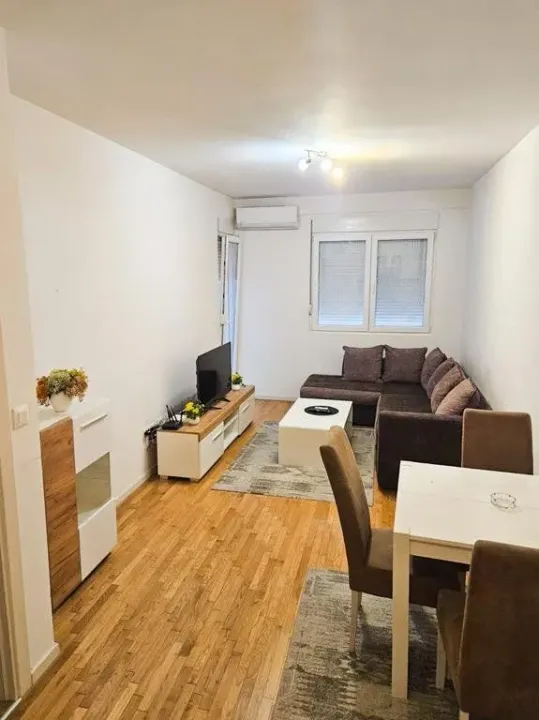 Izdavanje, jednosoban stan, 43m², Stari Aerodrom, Podgorica