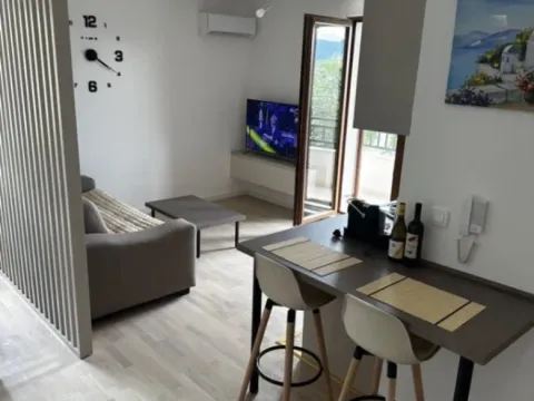 Izdavanje, jednosoban stan, 43m², Centar, Tivat