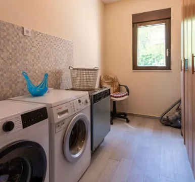 Izdavanje, trosoban stan, 141m², Škaljari, Kotor - image 21