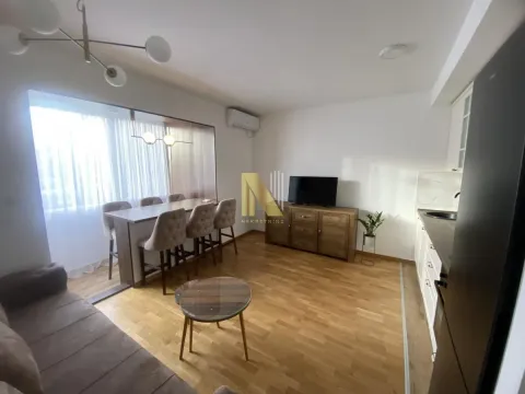 Living room with dining area and fitted kitchen. - image 3