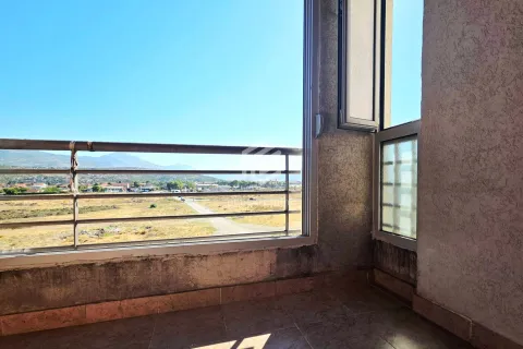 Natkriveni balkon sa metalnom ogradom i pogledom na okolni krajolik. - image 3