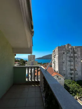 Pogled na more i okolne zgrade sa balkona. - image 16