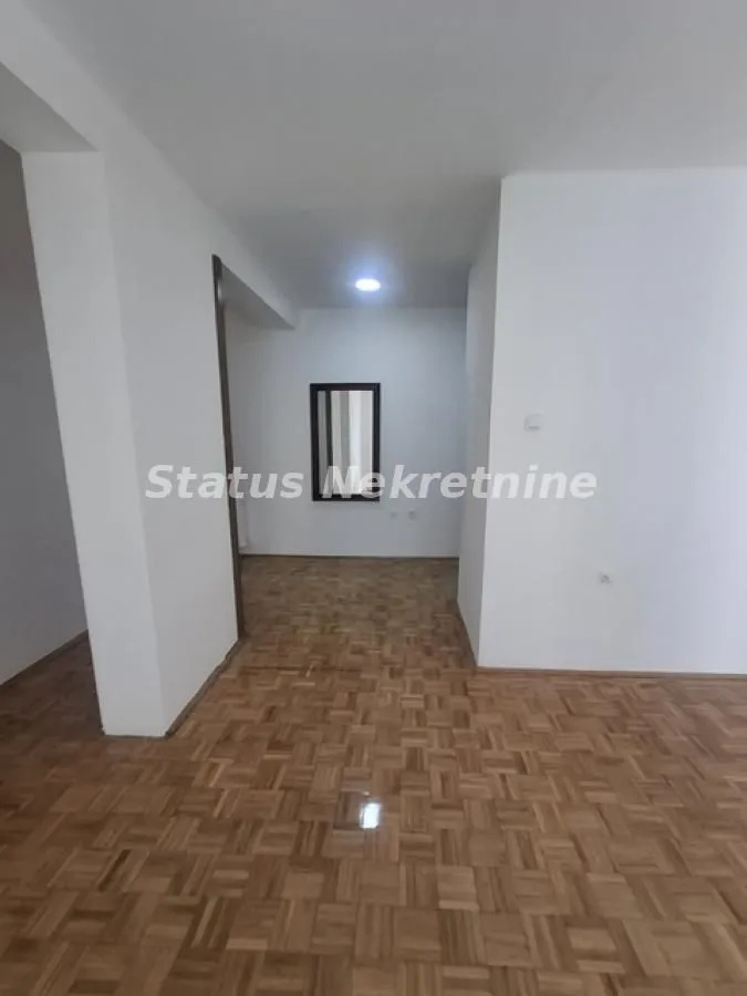 Izdavanje, dvosoban stan, 47m², Centar, Novi Sad