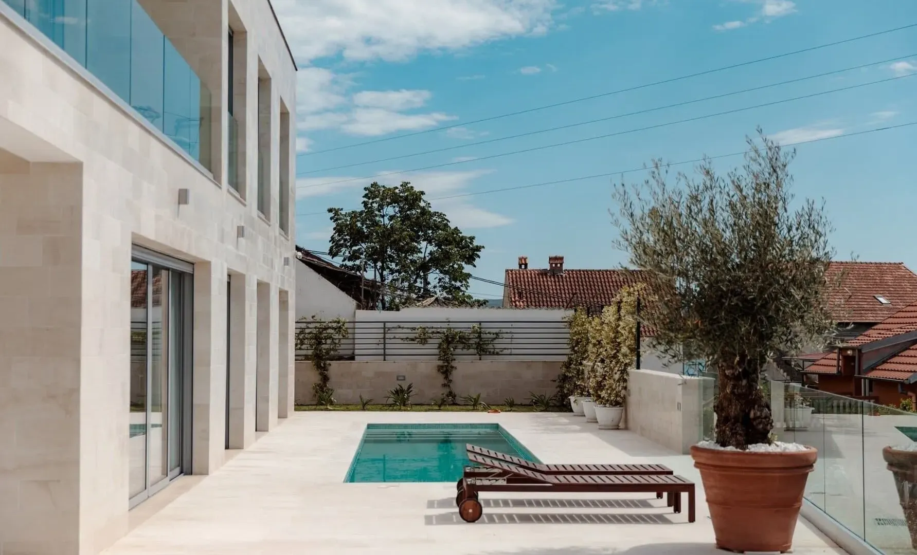 Izdavanje, četvorosoban stan, 273m², Marići, Tivat