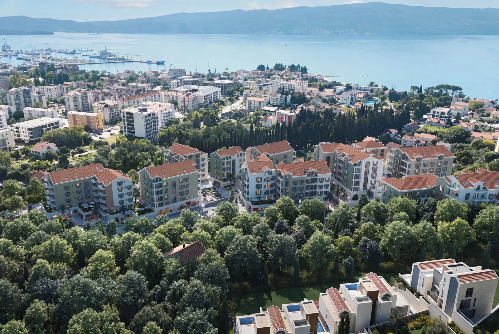 Pogled iz vazduha na stambeni kompleks blizu obale i marine.