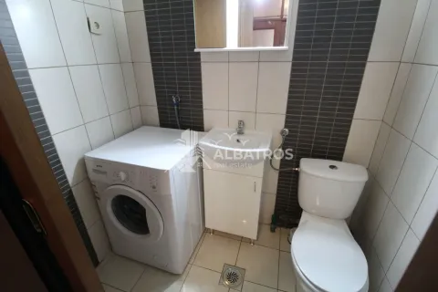 Manje kupatilo opremljeno toaletom, umivaonikom i mašinom za veš. - image 9