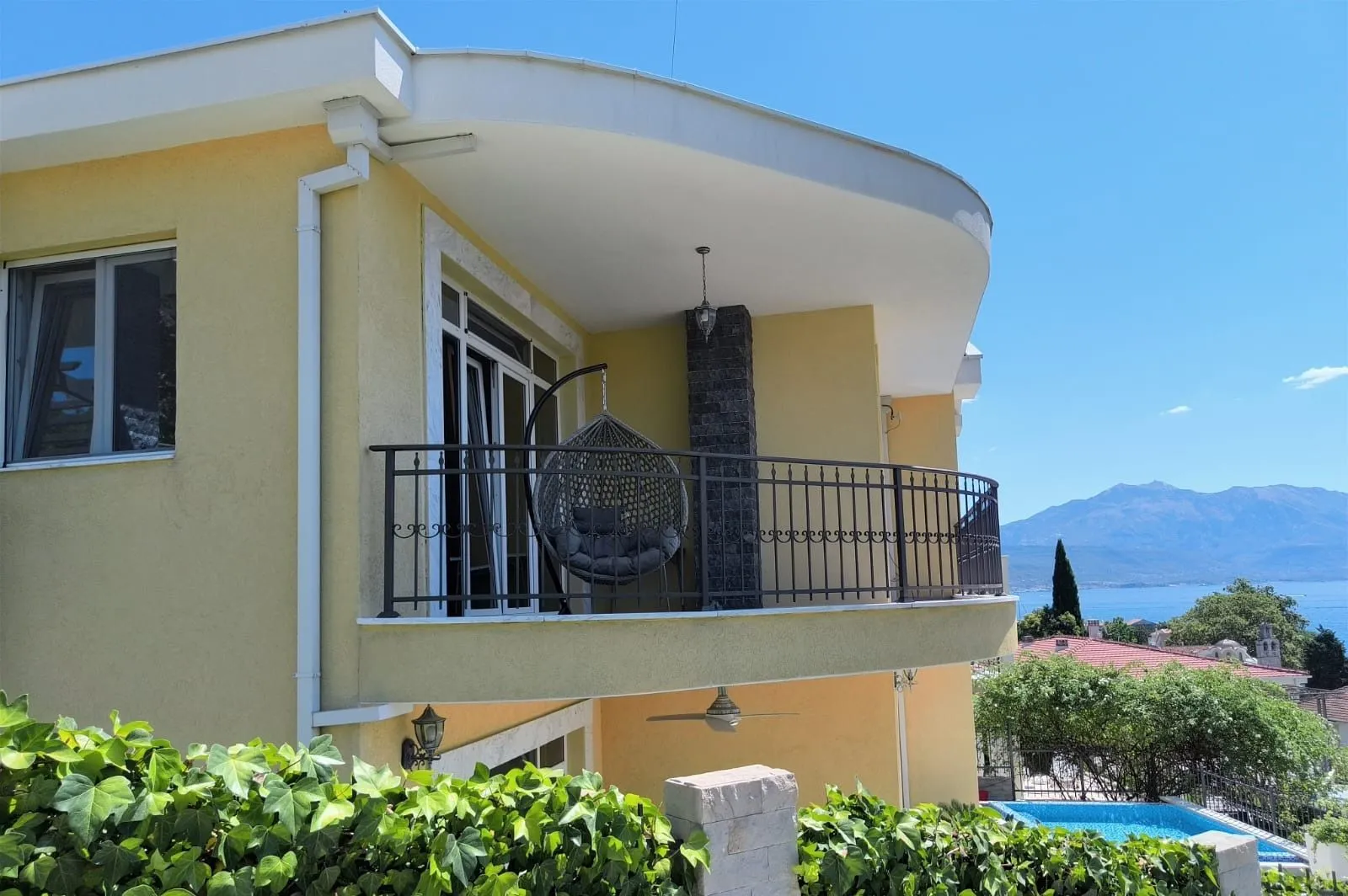 Izdavanje, trosoban stan, 147m², Đenovići, Herceg Novi