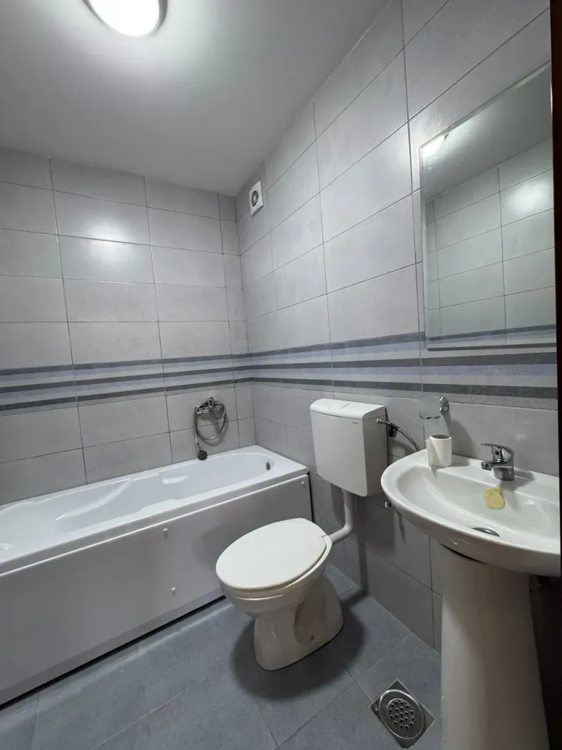 Potpuno opremljeno kupatilo sa kadom, umivaonikom i toaletom.