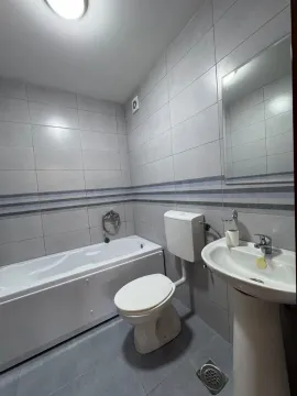 Potpuno opremljeno kupatilo sa kadom, umivaonikom i toaletom. - image 12