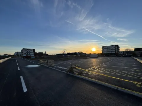 Pogled na parking i okolne stambene zgrade u izgradnji tokom zalaska sunca. - image 13