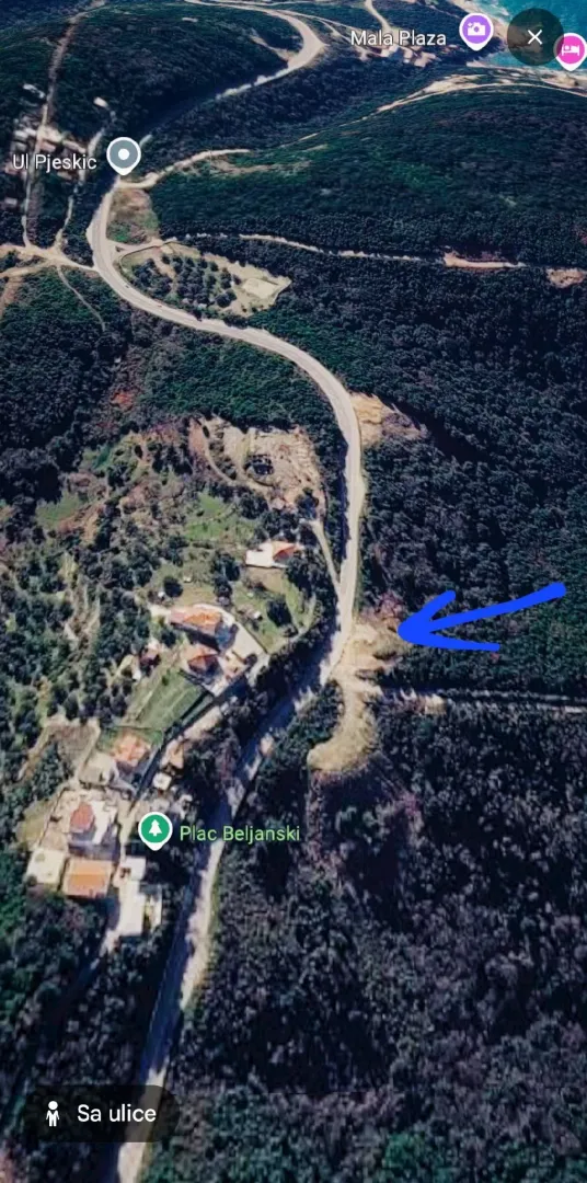 Satelitski snimak terena sa označenom lokacijom i plavom strelicom.