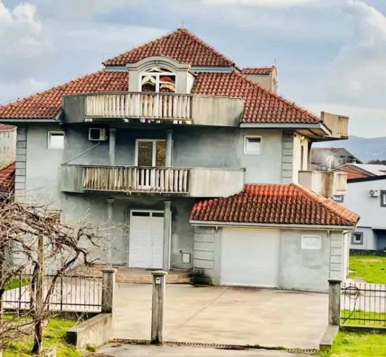 Izdavanje, kuća, 200m², Tivat, Crna Gora