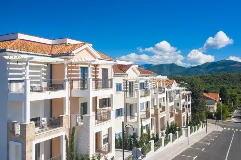 Pogled na spoljašnjost stambenog kompleksa sa balkonima i okruženjem. - image 2