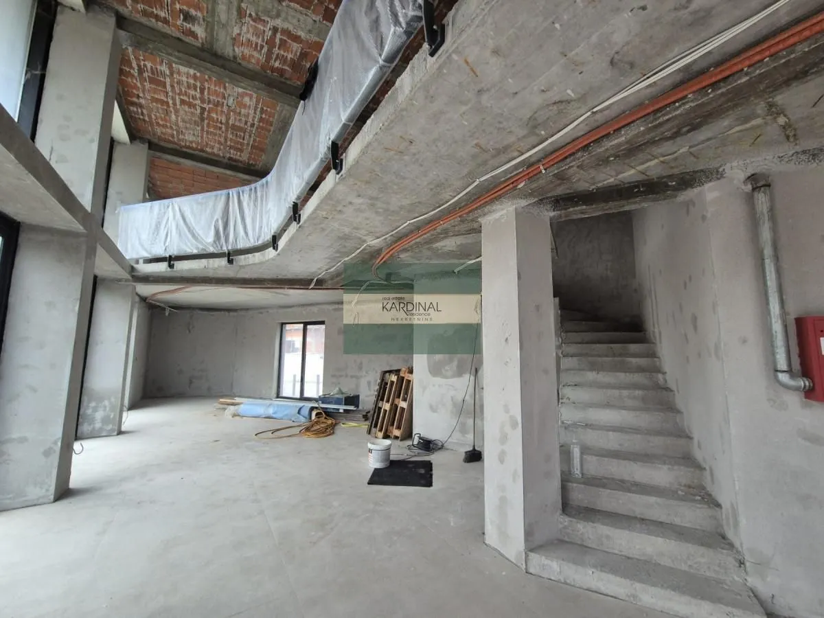 Izdavanje, poslovni prostor, 215m², Centar, Paraćin