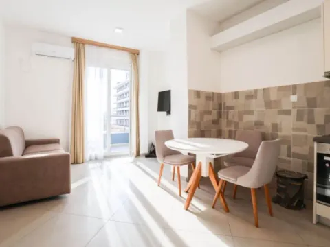 Izdavanje, jednosoban stan, 40m², Bečići, Budva