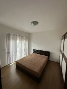 Jednostavna spavaća soba sa bračnim krevetom, plakarom i velikim prozorom sa trakastim zavjesama. - image 9