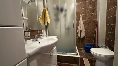 Kupatilo opremljeno umivaonikom, tuš kabinom i toaletom. - image 4