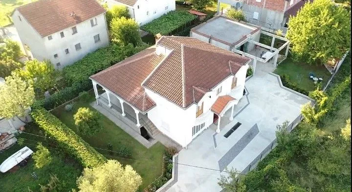 Izdavanje, kuća, 216m², Dalmatinska ulica, Podgorica