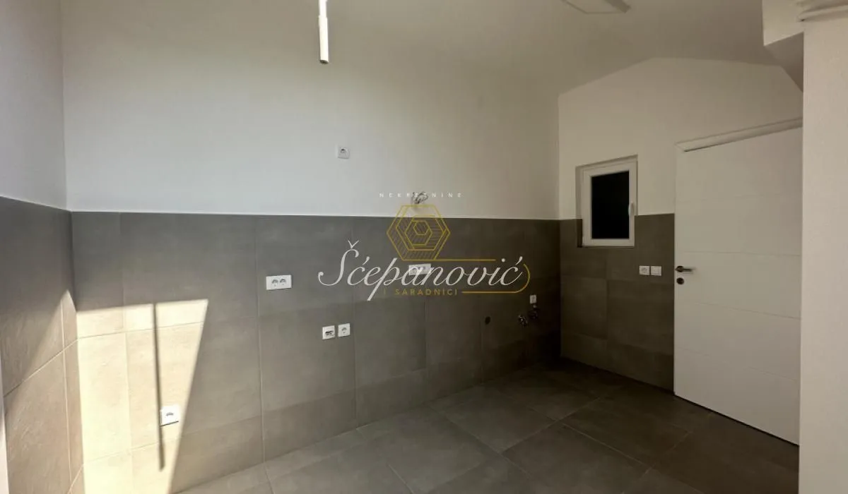 Prodaja, četvorosoban stan, 99m², Centar, Novi Sad