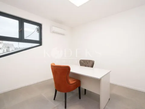 Izdavanje, poslovni prostor, 120m², Centar, Podgorica - image 8
